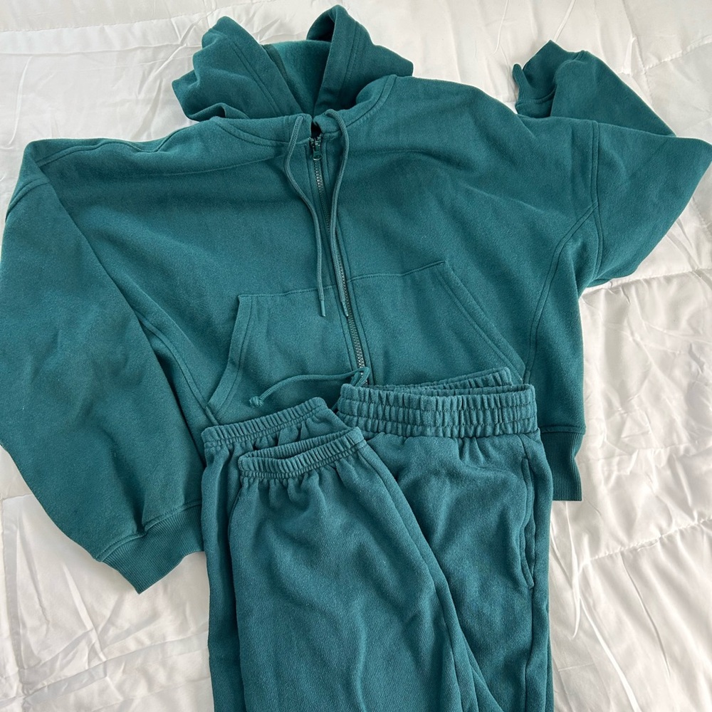 Size Medium Petite.  SoComfy Old Navy Joggers and hoodie set. NWOT